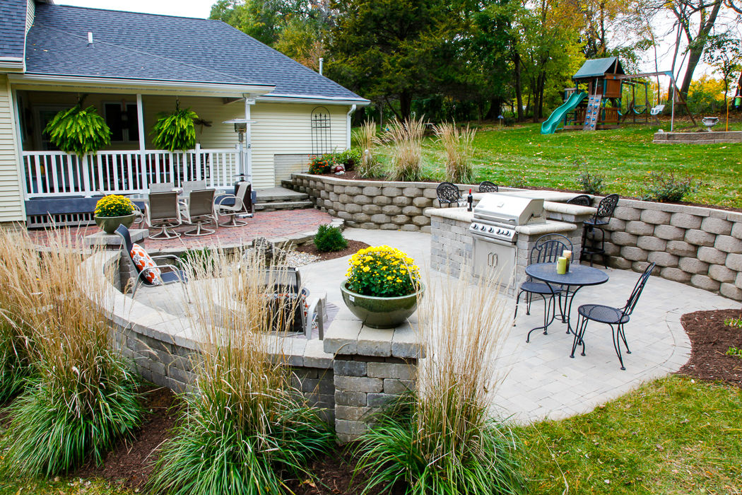 outdoor kitchen retaining wall